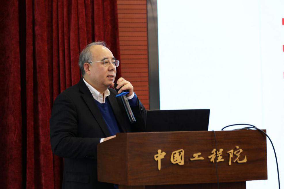 新加披工程院院士陈志宁表示,移动通信的天线技术从1g时代的全向天线