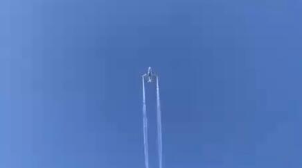  飞机放油的视频截图。