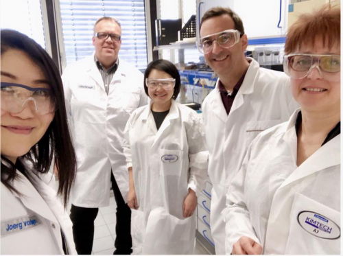 百雀羚团队与默克化妆品科研团队在默克总部生物化学实验室
