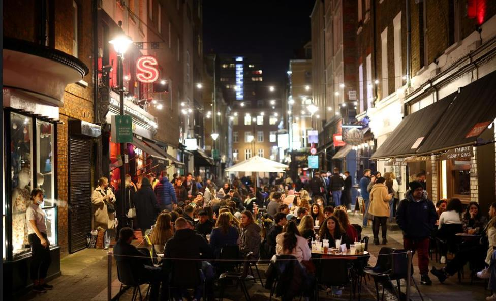 外媒：英格兰封锁前几小时 伦敦人抓紧“狂欢”