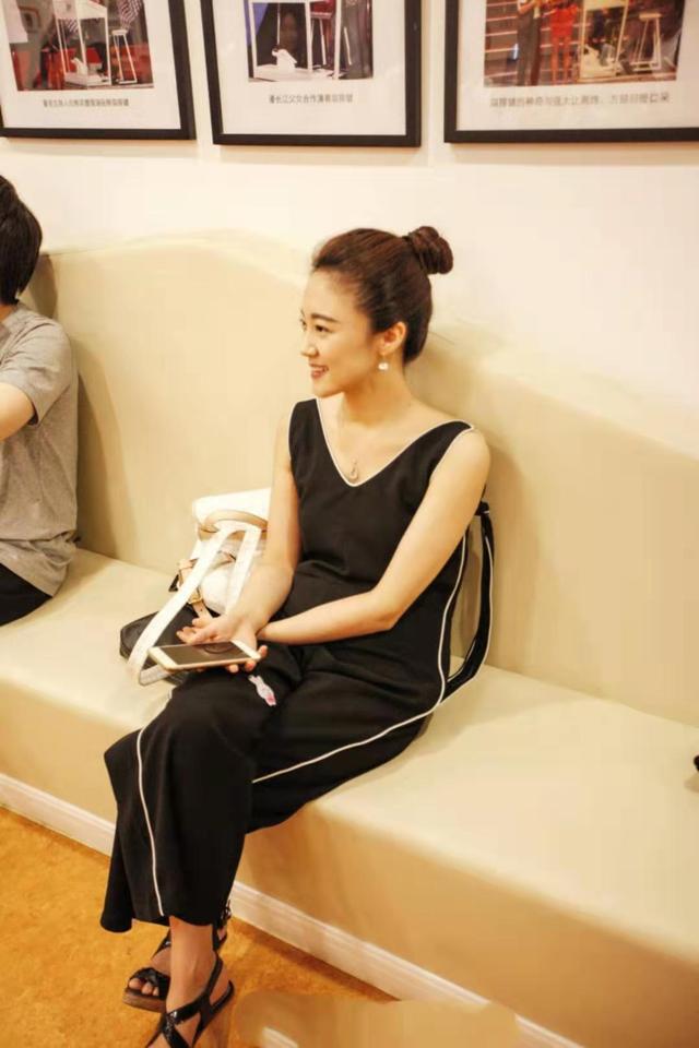 玖月奇迹王小玮挤地铁,穿亮面小袄戴耳环,穿得像素人气场像明星