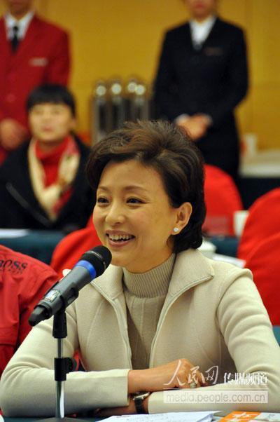 那是在办公室,我刚刚当上《正大综艺》的主持人,和姜昆老师搭档,然后