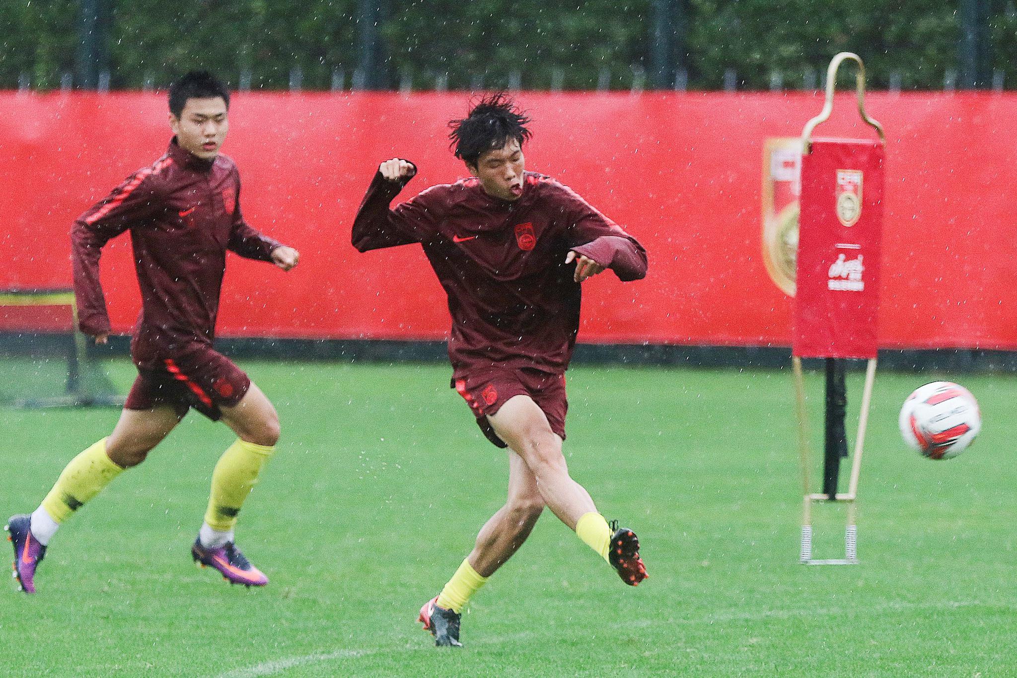 U19国青队冒雨集训。