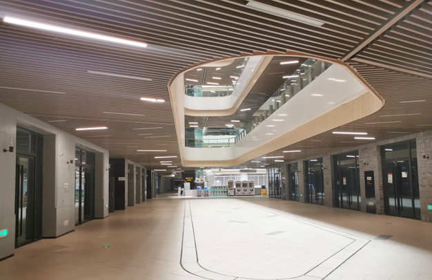 北区主题商业街区关闭的商铺 图片来源：镁编 摄