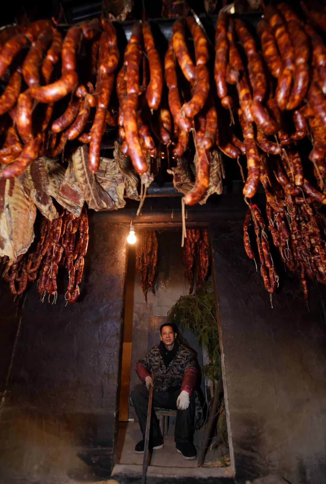恩施传统手艺人正在沿用古法熏制腊肉.&nbsp;图/视觉中国