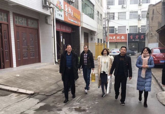 兴平市水利局党员春节前进社区走访慰问困难群众