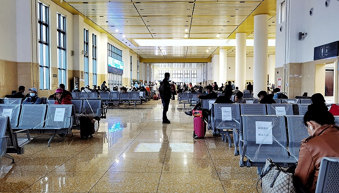 喀什火车站内设隔离座位 图片来源:视觉中国