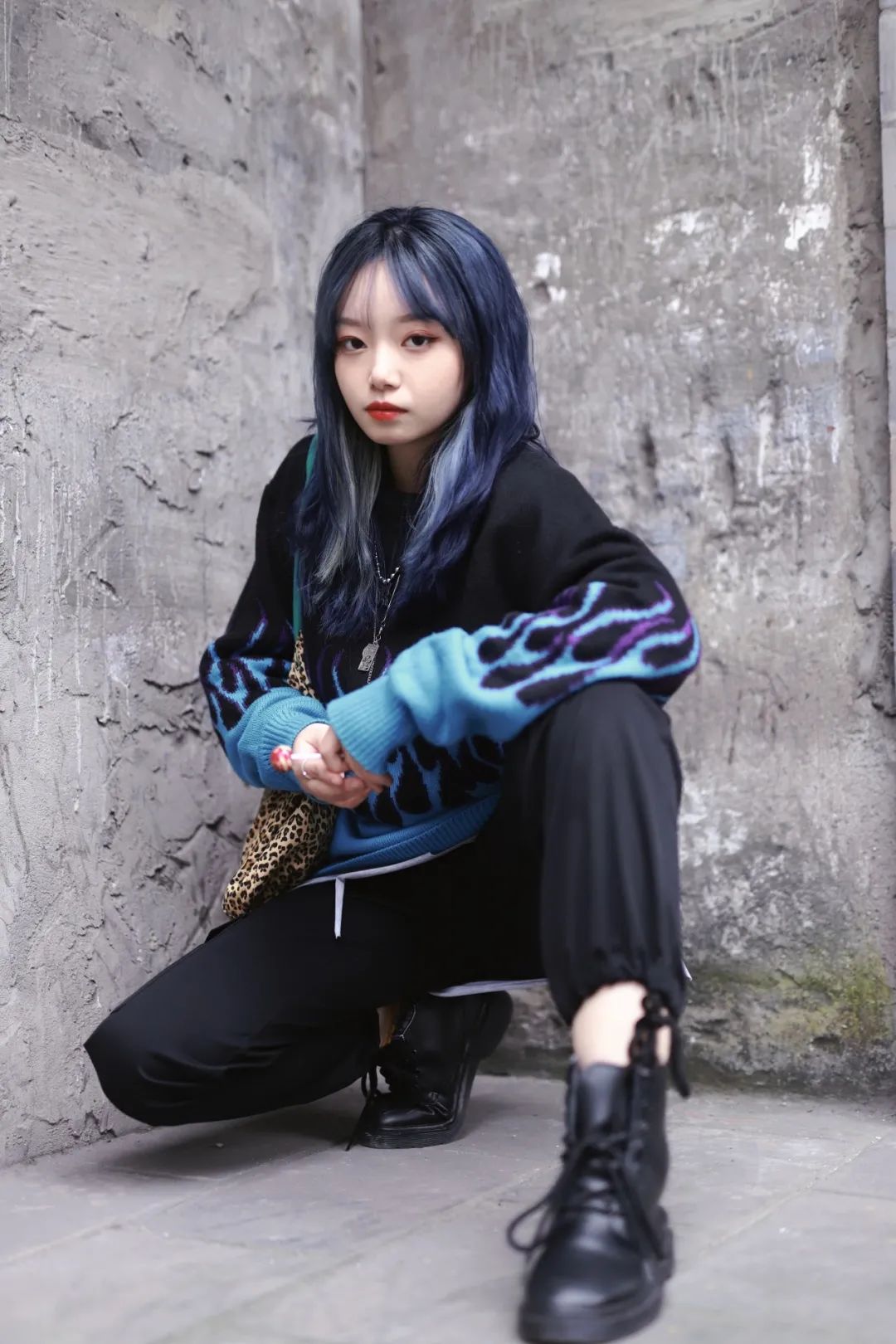 模特:向芷芸摄影:田驰蓝色火焰针织毛衣豹纹单肩包拽酷女孩又美又飒