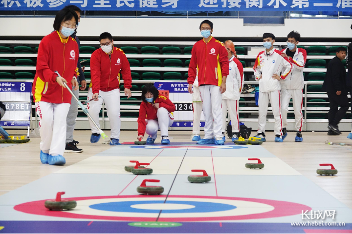 长城网记者 卢婉凤 摄陆地冰壶比赛现场.长城网记者 卢婉凤 摄