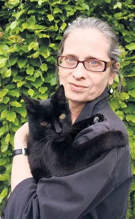 她是作家们的偶像,告诉了世界小说还能这么写|短篇小说|不能与不会_新浪新闻