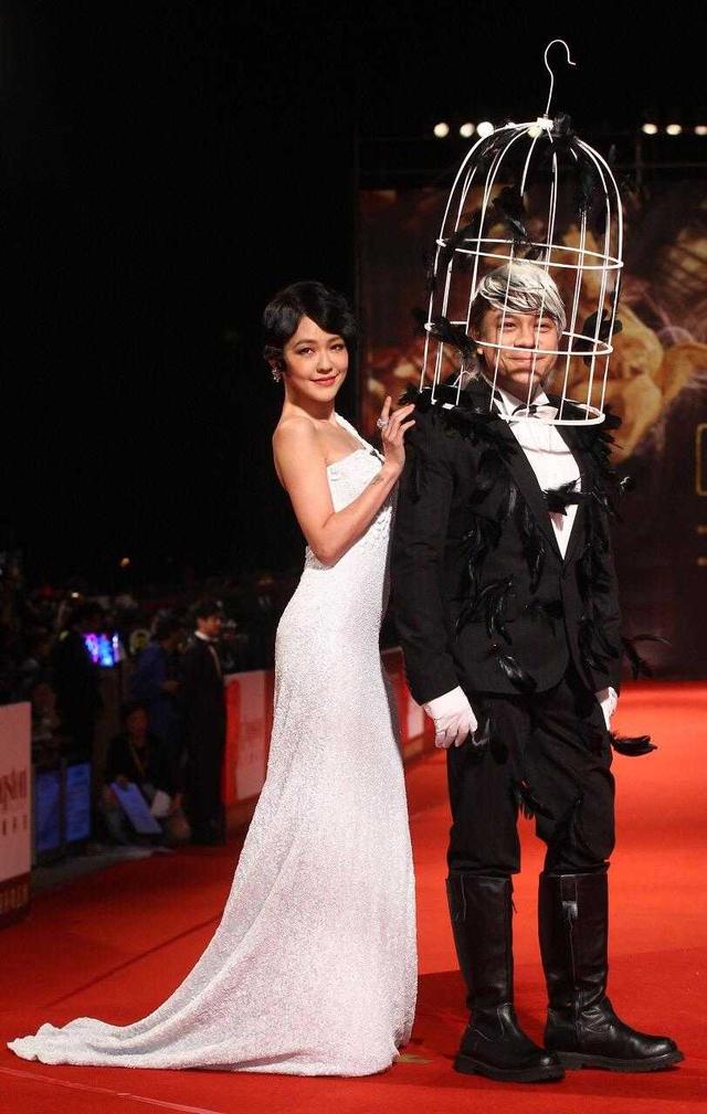 小s蔡康永真会凹造型,女的斜肩连衣裙惊艳,男的戴个鸟笼就来了