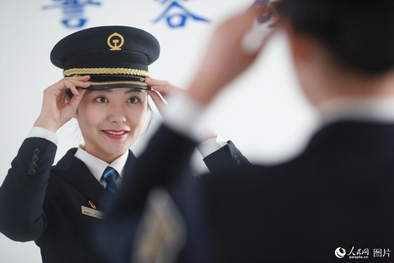 图片故事:"90后"客运值班员的一天