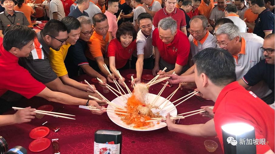 去年大年初一,他就到了新捷运和smrt企业的车厂,和工友们一起捞鱼生!