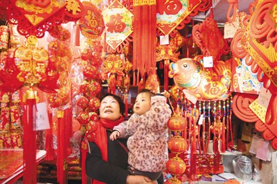 市民在江苏泰州温泰市场选购传统年货。汤德宏摄（人民图片）