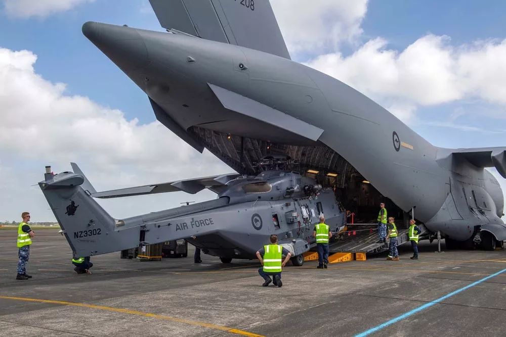 一架澳大利亚空军的c-17a"环球霸王iii"运输机降落在新西兰空军基地