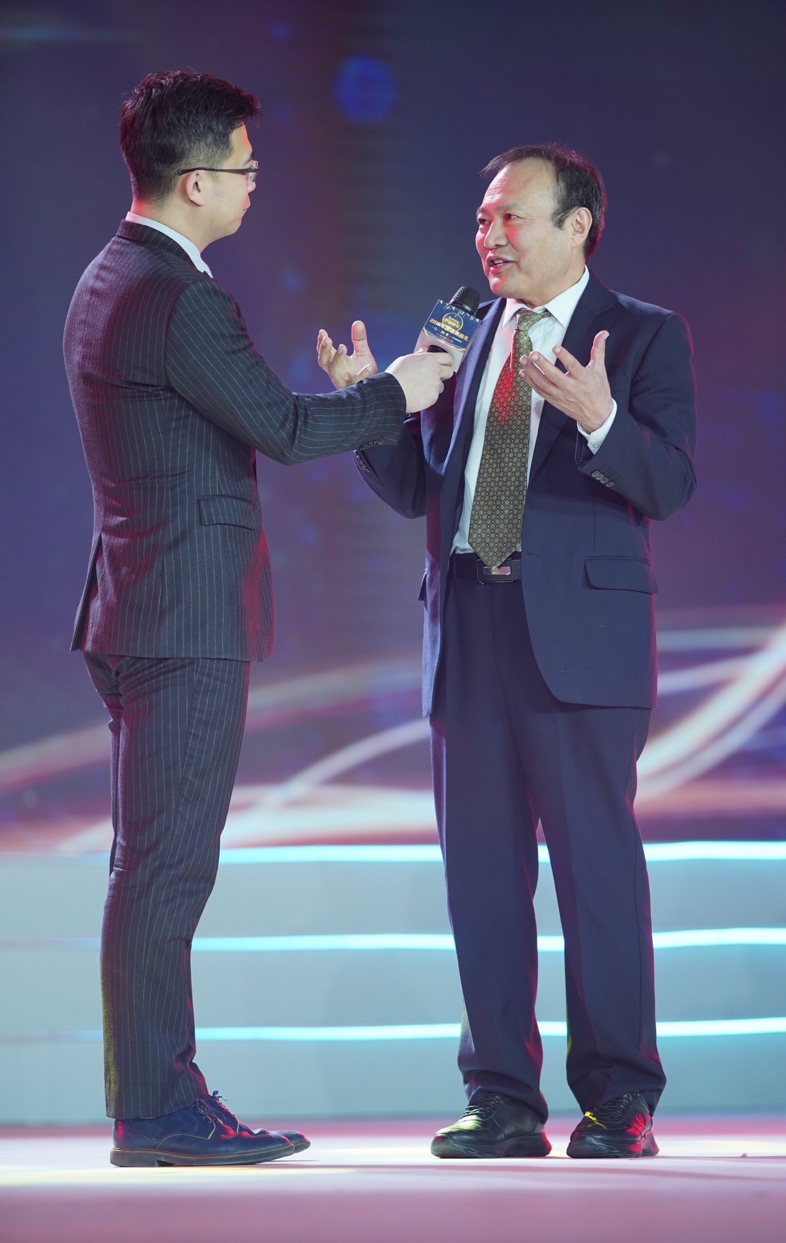 1月16日,"百姓的健康使者"孟克(右)在颁奖典礼上.