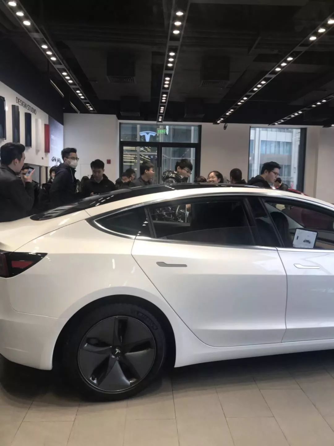 Model 3卖出了「白菜价」，特斯拉门店挤爆了