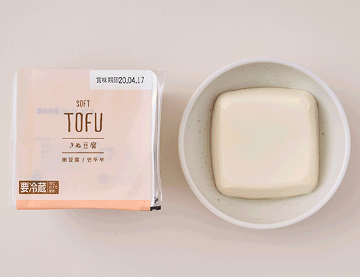 △ 换上新设计的罗森自有产品系列的纳豆及豆腐新包装。图片来源 | lawson.co.jp