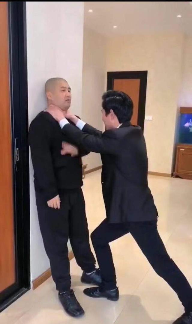 格斗名人炮轰雷雷表演单手破锁喉:记住,你是国民痰盂