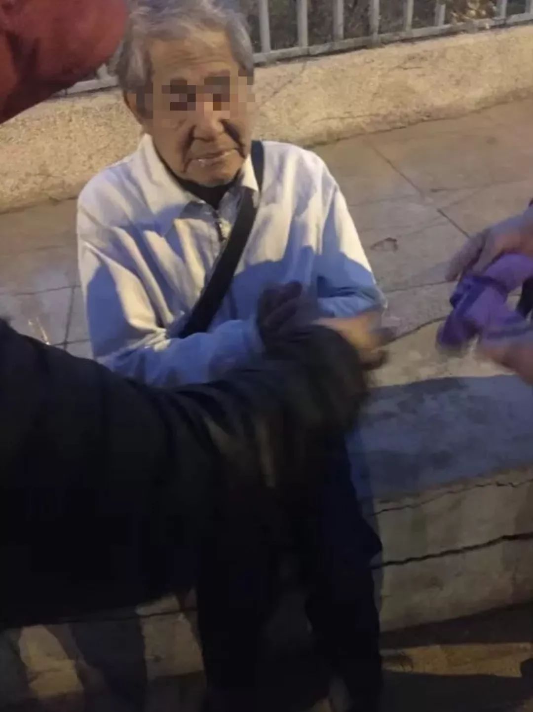 寒风中路遇老人倒地大连好姑娘8通电话架起生的希望 却被急救医生批评了！