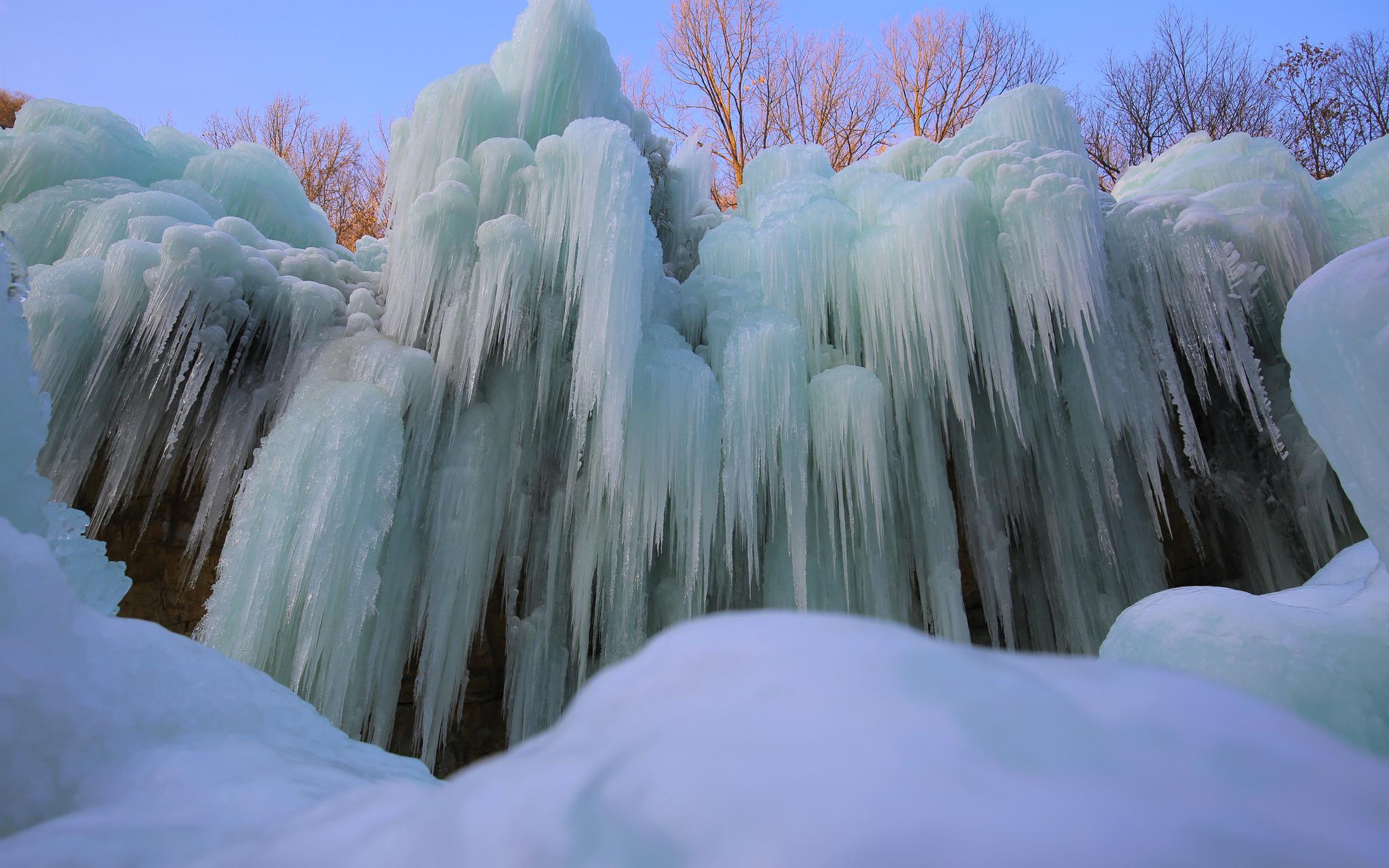 不用去东北 京郊也有百米冰挂雾凇