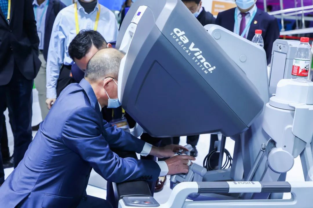 ▲达芬奇手术机器人