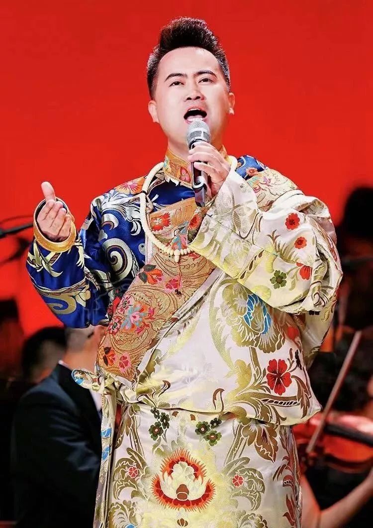 他先后获得2011甘肃省青年歌手大赛民族组一等奖;2016第二届中国西部