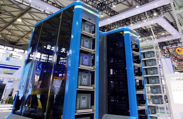 海柔创新自动装卸机震撼亮相cematasia革新箱式仓储机器人交互方式