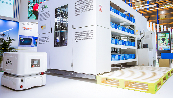 自动订单分拣设备和一台amr(autonomous mobile robot)搬运机器人组成