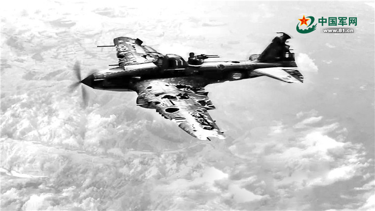被打出约600个弹孔,从战场返航的伊尔-2强击机.