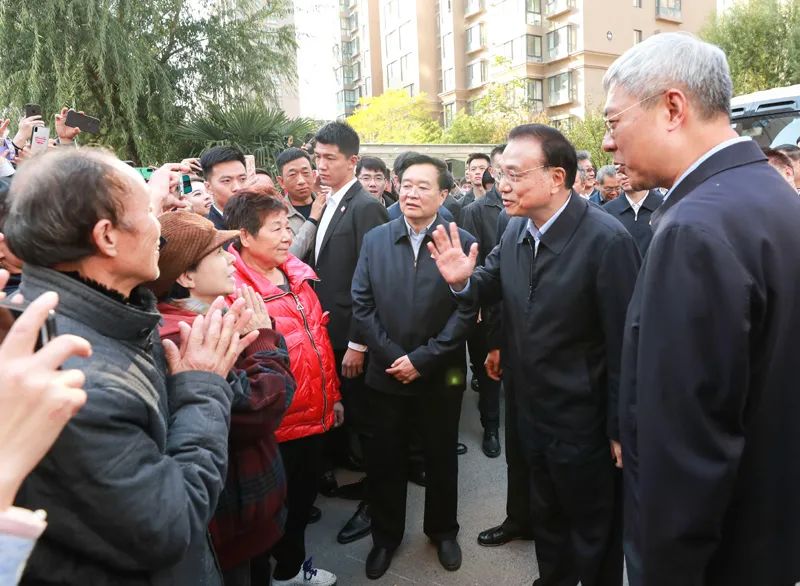 图为11月3日，李克强总理在河南安阳走访看望保障房住户。