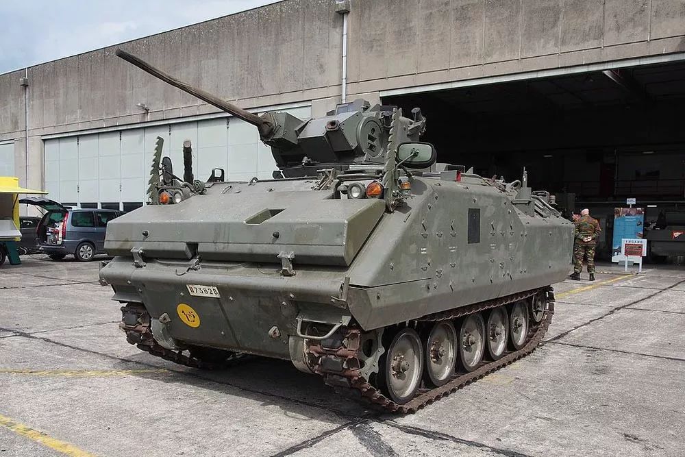 防暴警察装备履带式装甲车?荷兰警方展示强力武器 车顶还有机枪