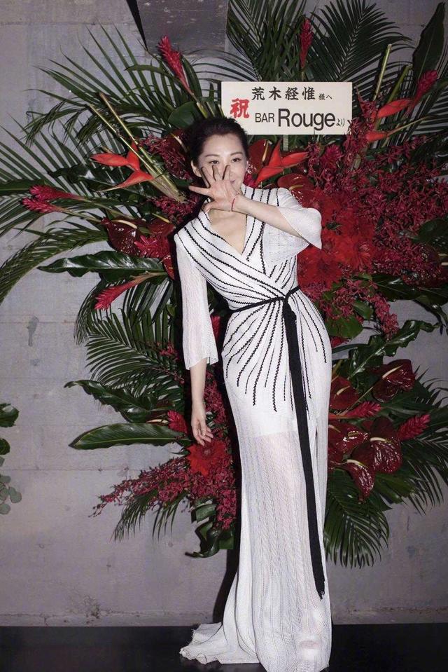 50岁许晴美得很真实,身穿玫粉色毛衣搭配黑色紧身裤,一点不显老