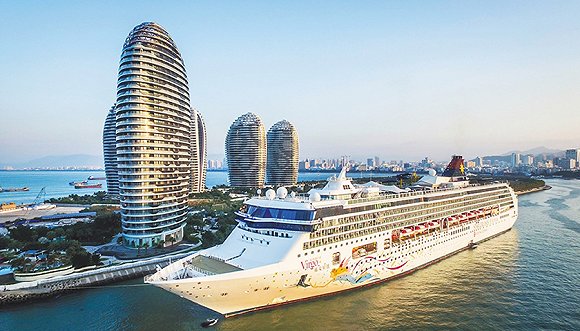 停靠在三亚凤凰岛国际邮轮港的邮轮.