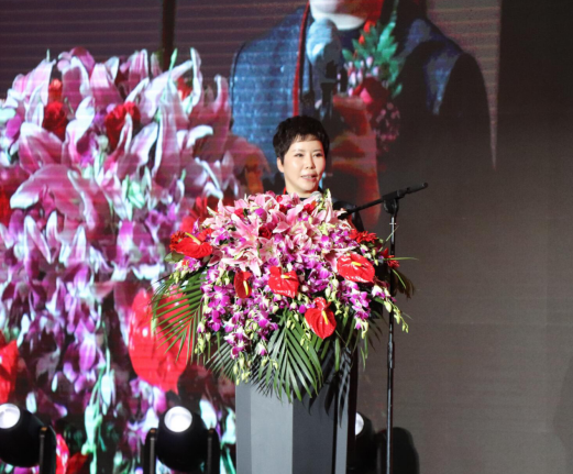 首先董事长孙秀萍致辞代表大鸭梨董事会向勤勤恳恳,兢兢业业的各位