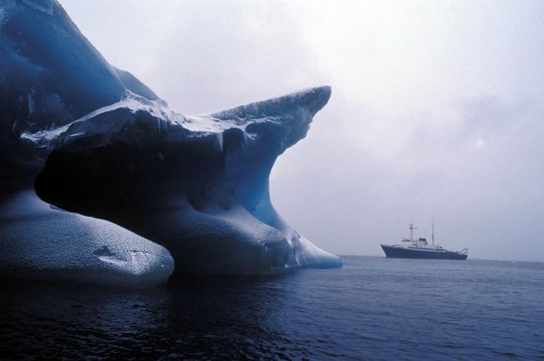 一艘游轮在南极海域航行。（新华社）