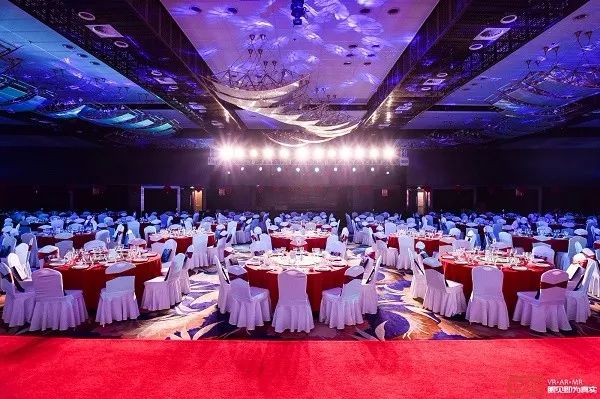 主会场将设立主题年会,圆桌高峰论坛,颁奖盛典,答谢晚宴四大环节,场外