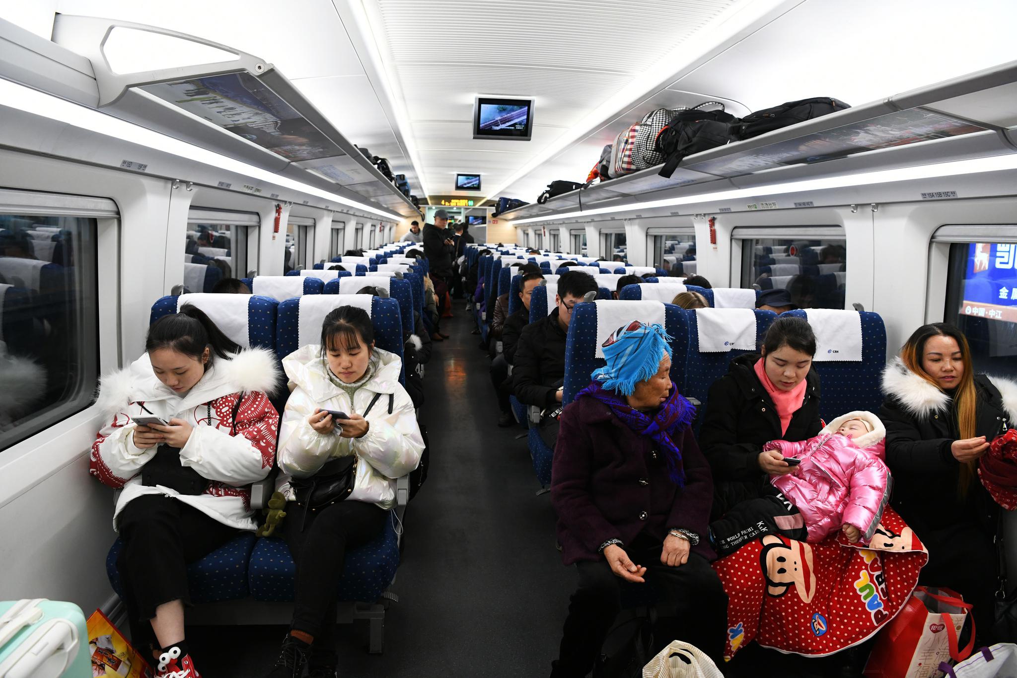 贵州90后动车医生罗蓉海的春运故事