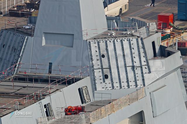 我国是从052c型导弹驱逐舰开始装备垂直发射系统的,从冷发射到目前的