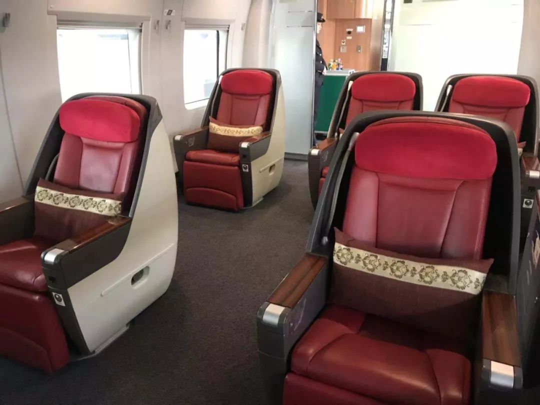 此次加开的夜间动车组列车使用crh380b型车体,共8节,其中商务座10人