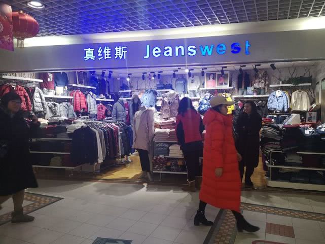 位于北京活力东方购物广场的真维斯店，店面服装摆放过于拥挤，产品展示也缺乏美感。摄影/本刊实习生杨赛