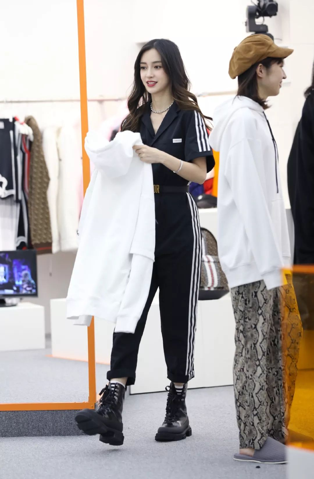 种草鹅| angelababy走哪都穿系带马丁靴,究竟有多好穿?