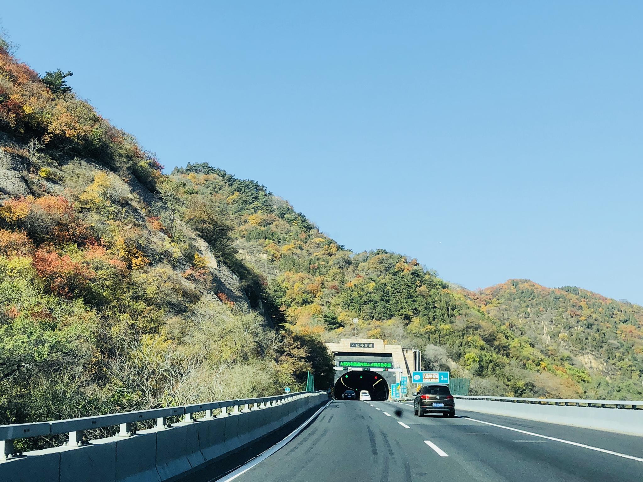 n八达岭高速公路 来源:未来汽车日报
火车票一票难求,私家车也不是
