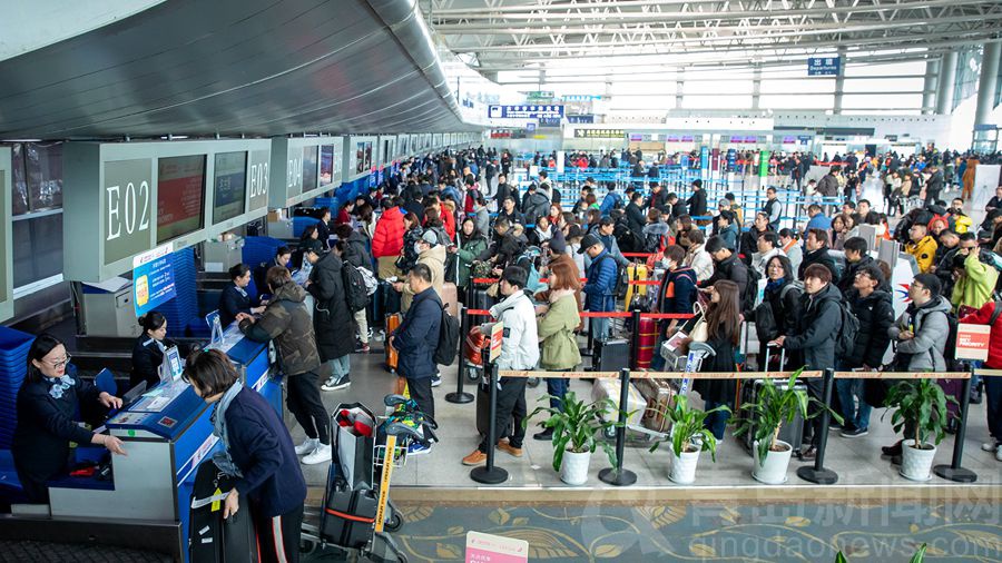 踏上温暖回家路 摄影师在机场拍下春运表情图