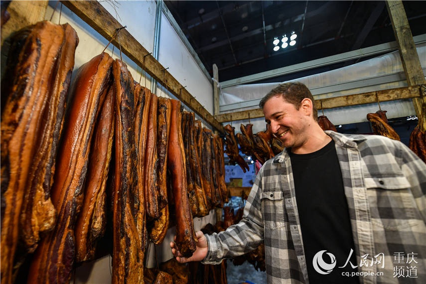 重庆年货购物节走红外国友人“朋友圈”