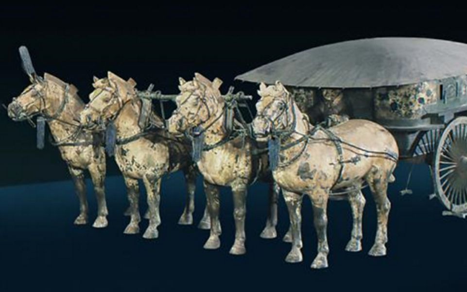 20世纪80年代秦陵出土的铜车马，形态逼真、造型优美、结构复杂而完善，展现出秦代很高的科技水平和制造技术。