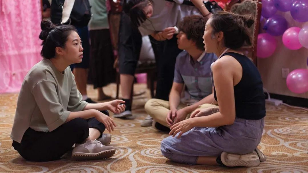 awkwafina与导演王子逸在片场深情,深沉与忧伤,郁郁不得志,付不起房租