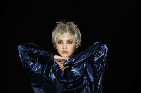 杨丞琳炼爱mv首播乱短发烟熏妆化身提炼爱情的女巫