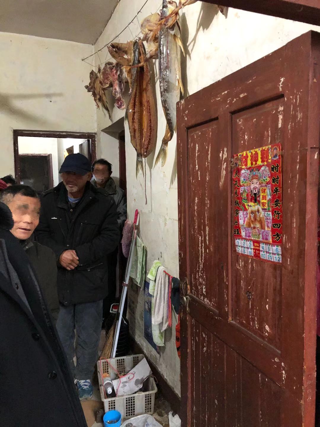  渔民租住的房屋，墙壁上挂着鱼干。 新京报记者 韩沁珂 摄