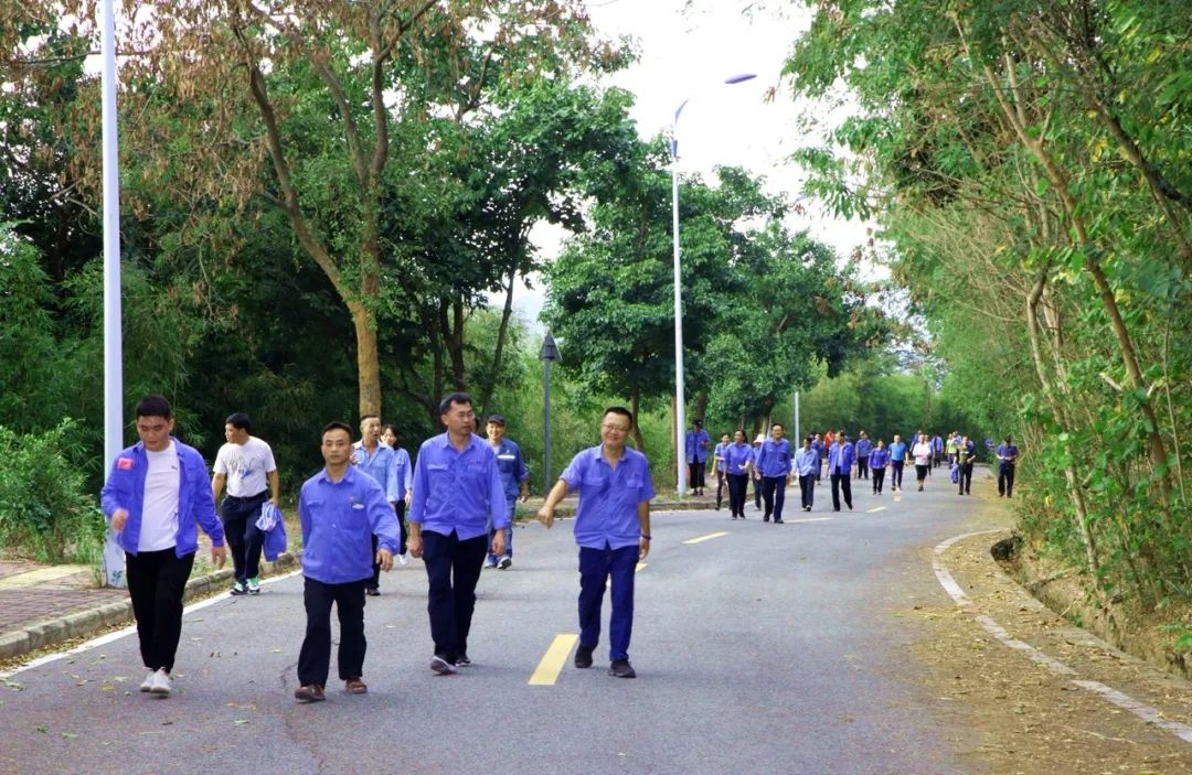 海南矿业举办"迎新春"登山活动